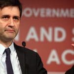 Επαφές Χουλιαράκη στο Λονδίνο με ξένα funds – «Ζυγίζει» την έκδοση του 5ετούς ομολόγου η κυβέρνηση