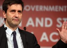 Επαφές Χουλιαράκη στο Λονδίνο με ξένα funds – «Ζυγίζει» την έκδοση του 5ετούς ομολόγου η κυβέρνηση