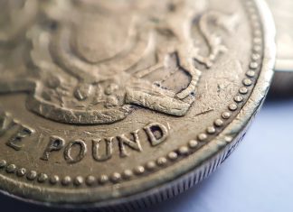 «Βουλιάζει» λόγω πολιτικής αβεβαιότητας η στερλίνα