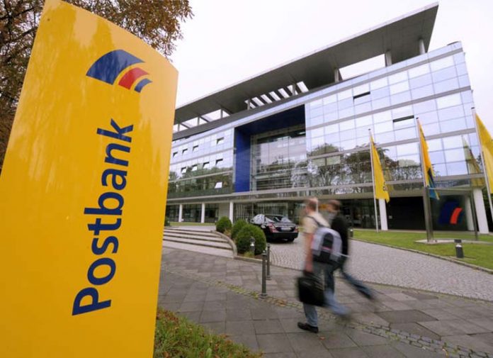 Postbank: Με απεργία διαρκείας απειλούν οι εργαζόμενοι της