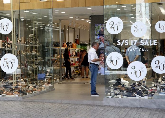 Ξεκινούν οι θερινές εκπτώσεις - Προαιρετικά ανοικτά τα καταστήματα την Κυριακή 14/07 Ξεκινούν οι θερινές εκπτώσεις - Προαιρετικά ανοικτά τα καταστήματα την Κυριακή 14/07