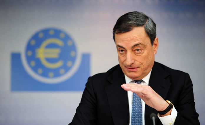 Σε πτώση το ευρώ