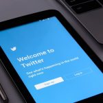 Το Twitter επιστρατεύει τους χρήστες του στη μάχη κατά των fake news