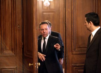 «Καμπανάκι» Στουρνάρα: Υπάρχουν κίνδυνοι