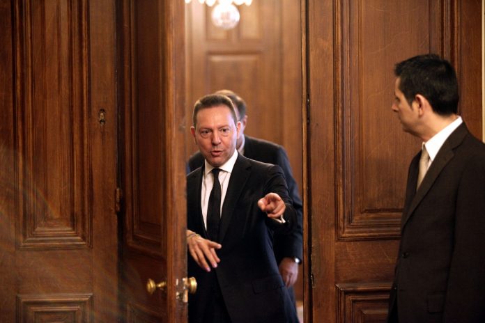 «Καμπανάκι» Στουρνάρα: Υπάρχουν κίνδυνοι