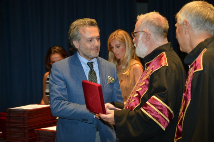DUR: Βραβεύθηκε ο Διευθύνων Σύμβουλος από το Οικονομικό Παν. DUR: Βραβεύθηκε ο Διευθύνων Σύμβουλος από το Οικονομικό Παν.