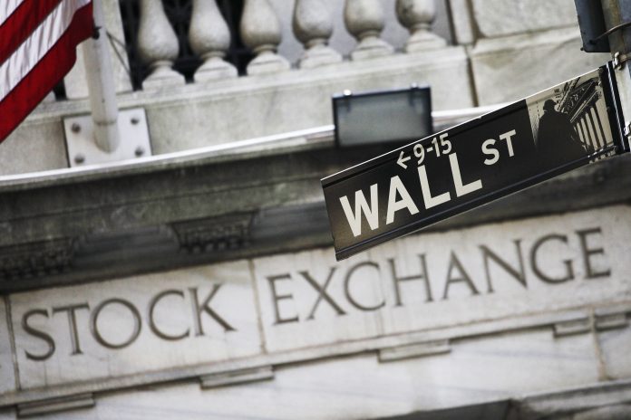 Με μικρές απώλειες έκλεισε η Wall Street