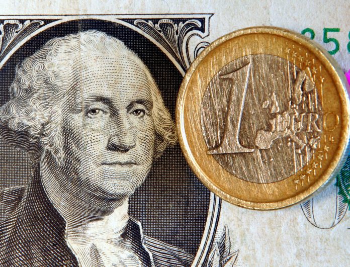 Πτώση 0,20% σημειώνει το ευρώ έναντι του δολαρίου