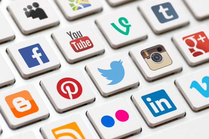 Έρχεται νόμος για τα Social Media
