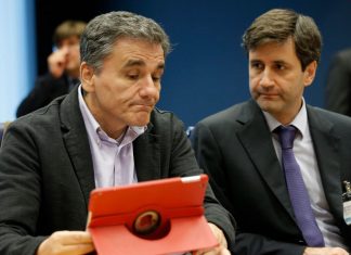 «Σύννεφα» και γκρίνιες από τους θεσμούς