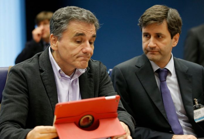 «Σύννεφα» και γκρίνιες από τους θεσμούς