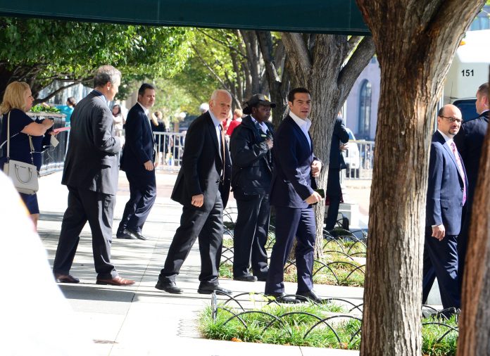 Τι «μεταφέρει στις αποσκευές» του ο Τσίπρας…