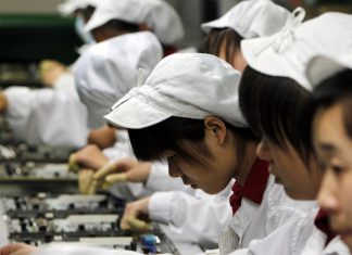 Apple: Χρησιμοποιεί παράνομα μαθητές για συναρμολόγηση του iPhone X