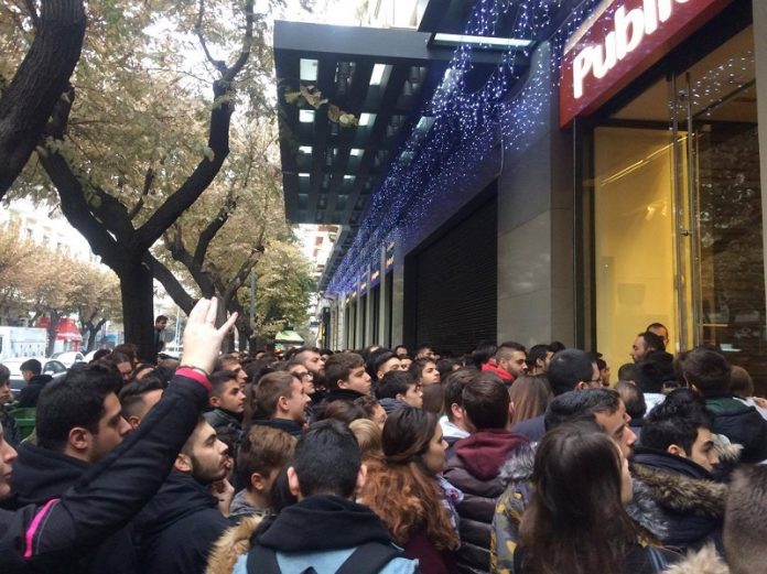 Black Friday: Ουρές από τα ξημερώματα