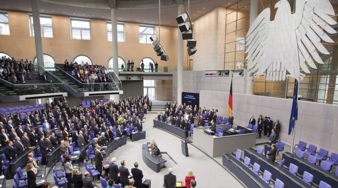 Γερμανία: Διχασμός των κομμάτων για ESM