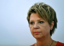 Η Γεροβασίλη για πλεόνασμα, επίορκους υπαλλήλους, εκλογές