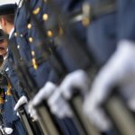 Μειώσεις σοκ στις συντάξεις των ενστόλων Μειώσεις σοκ στις συντάξεις των ενστόλων