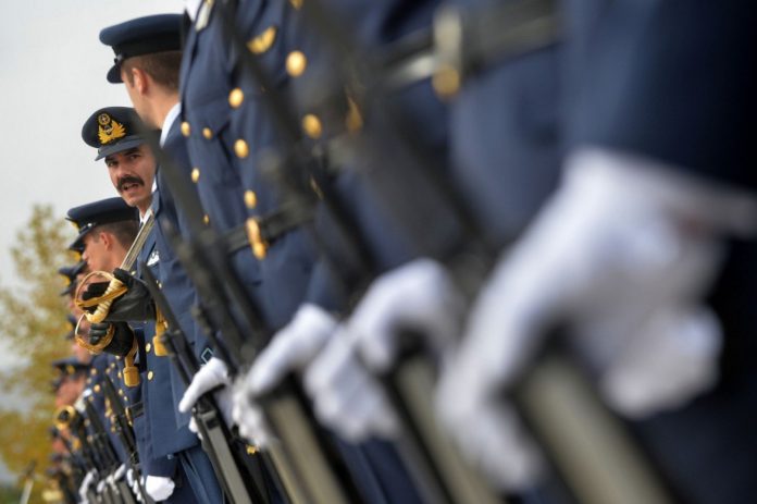 Μειώσεις σοκ στις συντάξεις των ενστόλων