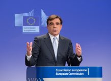 Τι απαντά η Κομισιόν στην σκληρή κριτική για τα μνημόνια στην Ελλάδα Τι απαντά η Κομισιόν στην κριτική για μνημόνια στην Ελλάδα