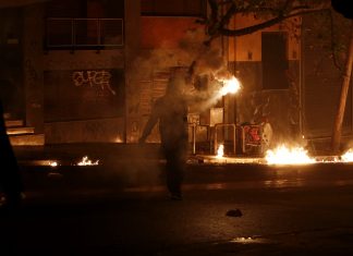 Συνεχίζονται τα επεισόδια στο Πολυτεχνείο