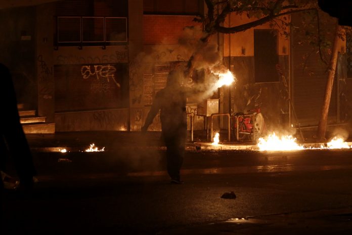 Συνεχίζονται τα επεισόδια στο Πολυτεχνείο