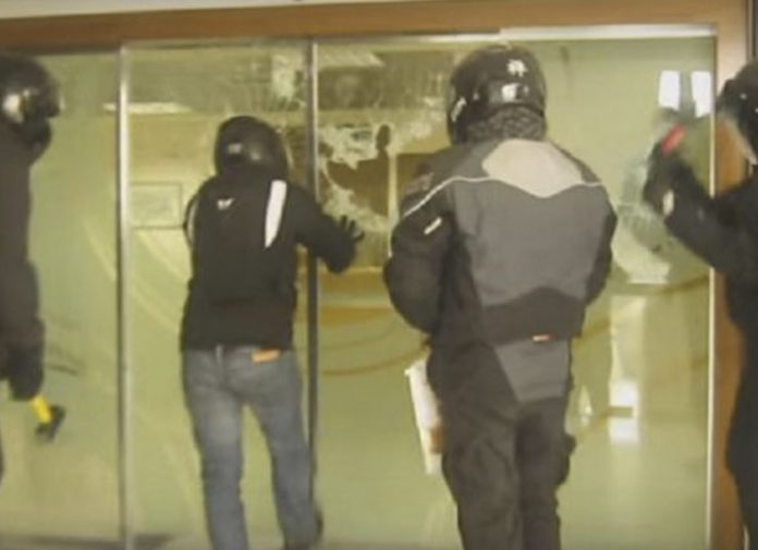 Εισβολή από μέλη του «Ρουβίκωνα» στα κεντρικά γραφεία της ΔΕΗ