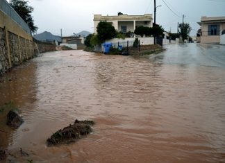 Μία νεκρή από τις πλημμύρες στην Μάνδρα Αττικής