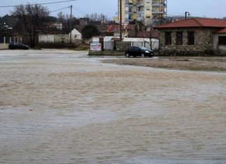 Πλημμύρες και εγκλωβισμένοι στην Νέα Πέραμο