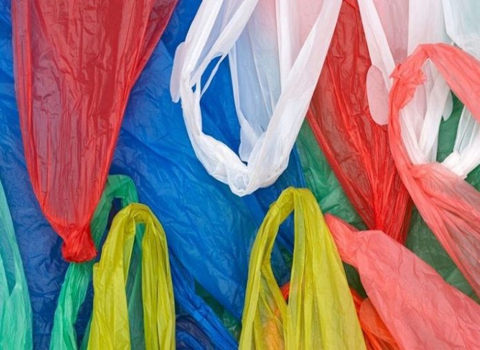 Πότε ξεκινά το ειδικό τέλος στις πλαστικές σακούλες;