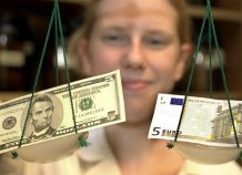 Στα 1,1630 δολ. η ισοτιμία ευρώ/δολαρίου Στα 1,1630 δολ. η ισοτιμία ευρώ/δολαρίου