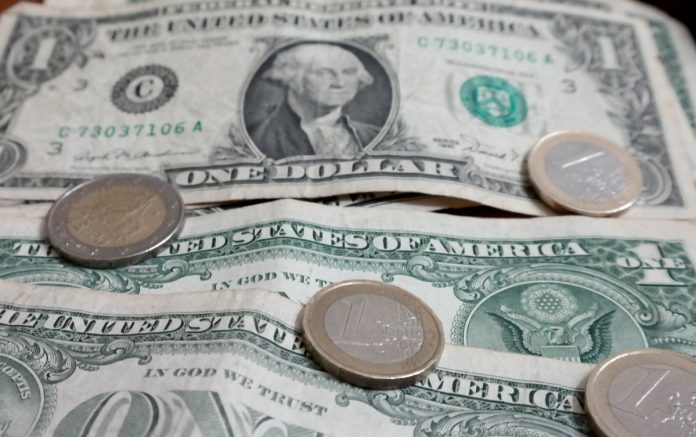 Σε άνοδο το ευρώ έναντι του δολαρίου