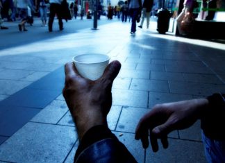 Ένας στους τρεις Έλληνες κινδυνεύει από τη φτώχεια