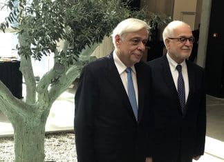 Apivita: Επίσκεψη του ΠτΔ στις εγκαταστάσεις της