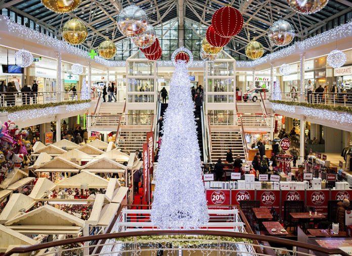 Με εορταστικό ωράριο από σήμερα τα καταστήματα