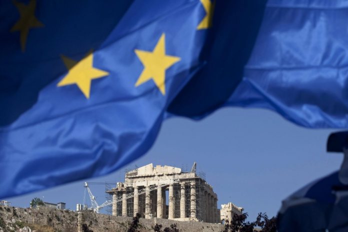 Les Echos: Οι Έλληνες βλέπουν το τέλος του τούνελ