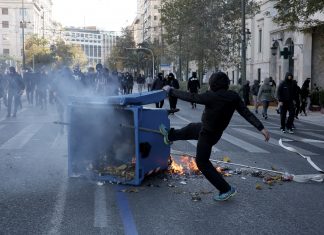Ένταση στην πορεία για τον Αλέξη Γρηγορόπουλο