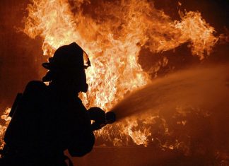 Πυρκαγιά σε εργοστάσιο πλαστικών υλών στη Θεσσαλονίκη