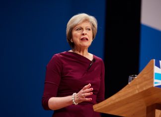 Η Τ. Μέι επιβίωσε της πρότασης μομφής