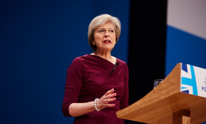 Η Τ. Μέι επιβίωσε της πρότασης μομφής