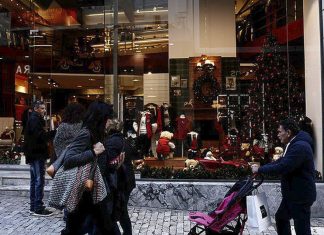 Διάχυτο το εορταστικό κλίματα στην αγορά