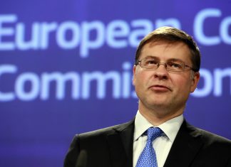 Ντομπρόβκις: Πότε θα αρχίσει η συζήτηση για ελάφρυνση χρέους