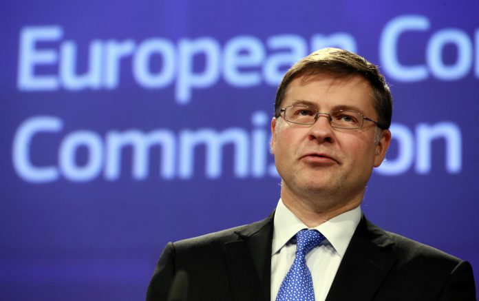 Ντομπρόβκις: Πότε θα αρχίσει η συζήτηση για ελάφρυνση χρέους