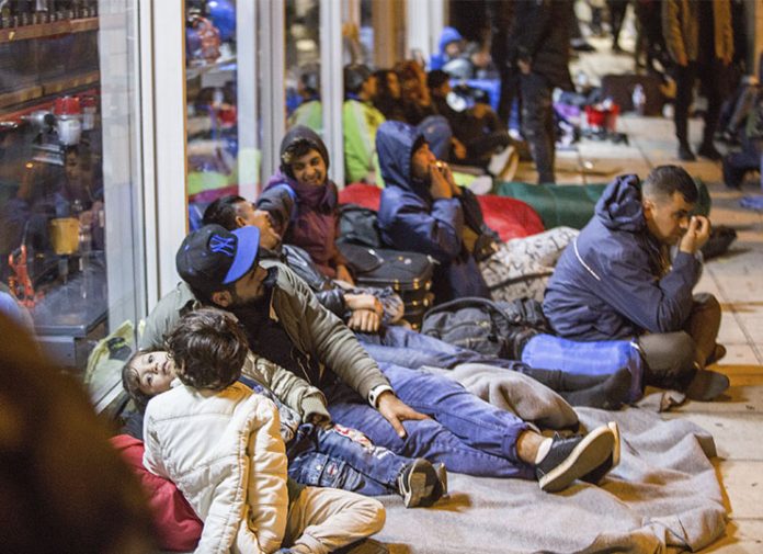 Die Welt: Όλοι εναντίον Τουσκ για το προσφυγικό