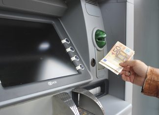 Από σήμερα έως και 3 ευρώ οι χρεώσεις για αναλήψεις από ΑΤΜ άλλων τραπεζών