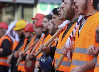 Απεργούν οι εργαζόμενοι στα λιμάνια