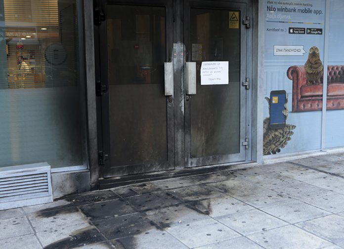 Έκρηξη στην είσοδο τράπεζας στην περιοχή του Γκύζη