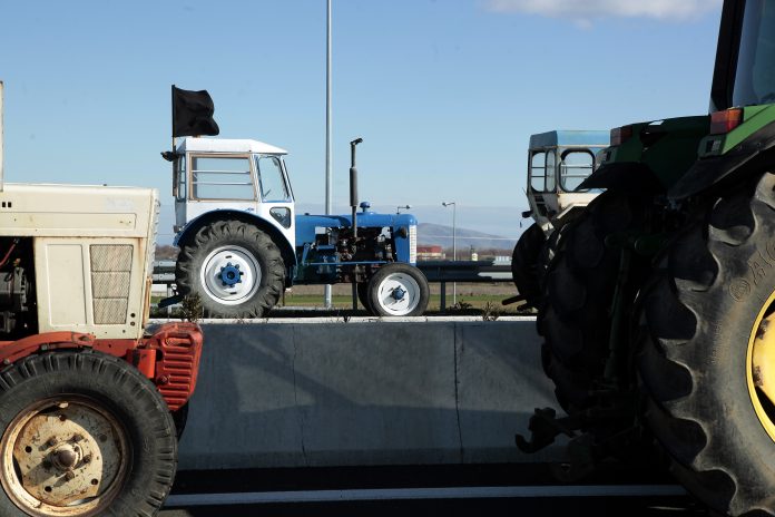Μπλόκα αγροτών σε όλη τη χώρα