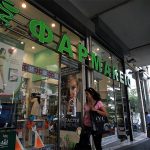 Ελεγχόμενη απελευθέρωση των φαρμακείων «Ανοίγουν» τα φαρμακεία