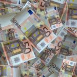 Στα 1,2137 δολάρια η ισοτιμία ευρώ/δολαρίου Στα 1,2137 δολάρια η ισοτιμία ευρώ/δολαρίου