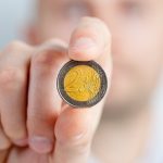 Στα 1,2379 δολάρια η ισοτιμία ευρώ/δολαρίου Στα 1,2379 δολάρια η ισοτιμία ευρώ/δολαρίου